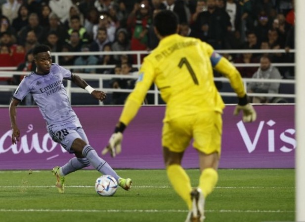 Penyerang Real Madrid Vinicius Junior (kiri) berhadapan dengan kiper Al Ahly Mohamed el-Shenawy pada pertandingan semifinal Piala Dunia antar Klub di Stadion Pangeran Moulay Abdellah, Rabat, Maroko, Kamis (9/2) dini hari WIB. (Khaled Desouki/AFP/Antara)