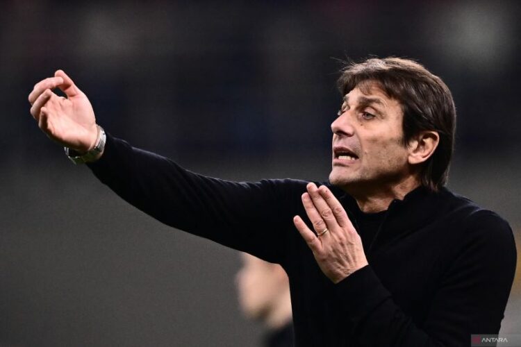 Pelatih Tottenham Hotspur Antonio Conte memberikan instruksi pada laga Liga Champions melawan AC Milan di San Siro, 14 Februari 2023. (AFP/MARCO BERTORELLO)