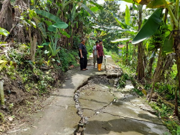 FENOMENA ALAM: Jalan kampung di Sangiran, Desa Krikilan, Kalijambe ambles, Selasa (14/2/2023). (AHMAD KHAIRUDIN/RADAR SOLO)