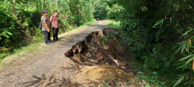 GANGGU AKTIVITAS: Kondisi jalan Desa Juwok, Kecamatan Sukodono yang longsor akibat hujan intensitas tinggi. (AHMAD KHAIRUDIN/RADAR SOLO)