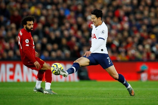 Striker Tottenham Hotspur Son Heung-min berduel dengan striker Liverpool Mohamed Salah dalam pertandingan Liverpool melawan Tottenham Hotspur. (Jason Cairnduff/Action Images/Reuters/Antara)