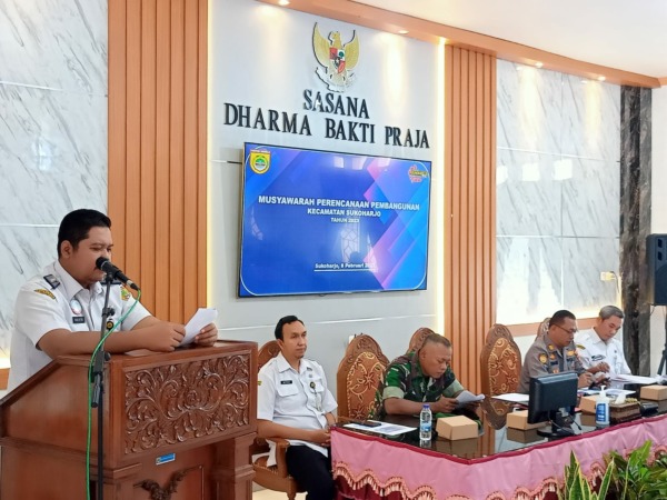 TEROBOSAN BARU: Camat Sukoharjo Kota Havid Danang Purnomo Widodo saat meluncurkan aplikasi Simaskota di Aula Kecamatan Sukoharjo Kota, Rabu (8/2/2023). (IWAN KAWUL/RADAR SOLO)