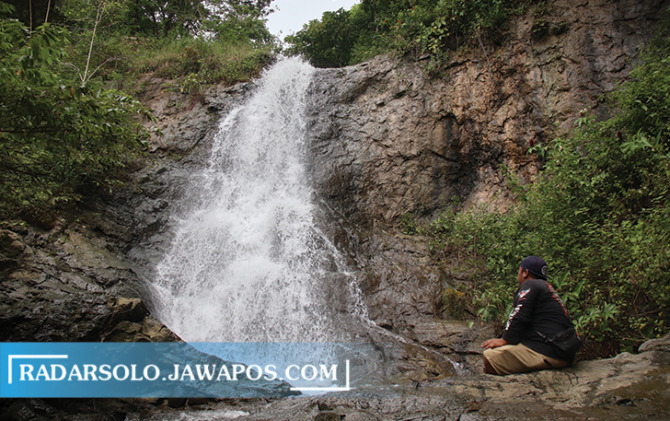 BIKIN BETAH: Air terjun Melati di Desa Keloran, Kecamatan Selogiri, Wonogiri, Jumat (24/2/2023). Potensi wisata ini belum banyak diketahui banyak orang. (IWAN ADI LUHUNG/RADAR SOLO)
