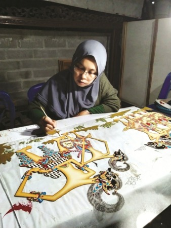 KREATIF: Retno Lawiyani tengah mengerjakan lukis kaca di kediamannya. (RETNO LAWIYANI FOR RADAR SOLO)