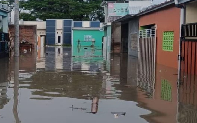 Banjir merendam banyak permukiman di Kecamatan Grogol dan Mojolabatn, Jumat malam (10/2/2023) hingga Sabtu (11/2/2023). (IST)