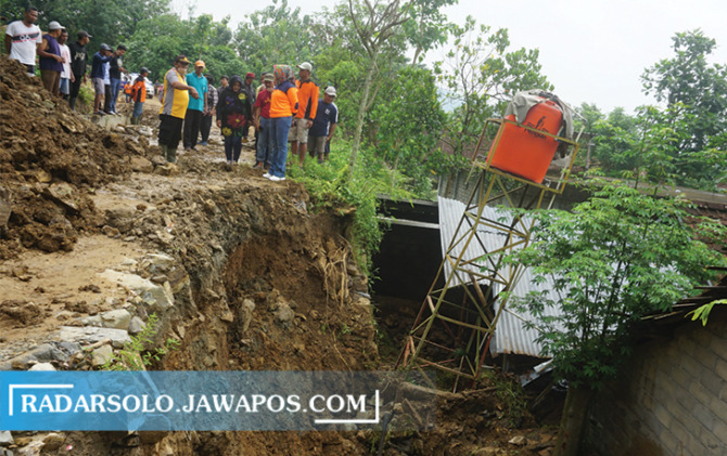 SIDAK: Bupati Klaten Sri Mulyani mengecek bencana tanah longsor akibat aktivitas tambang tanah uruk di Dusun Bometen, Desa Ngandong, Kecamatan Gantiwarno, belum lama ini. (ANGGA PURENDA/RADAR SOLO)