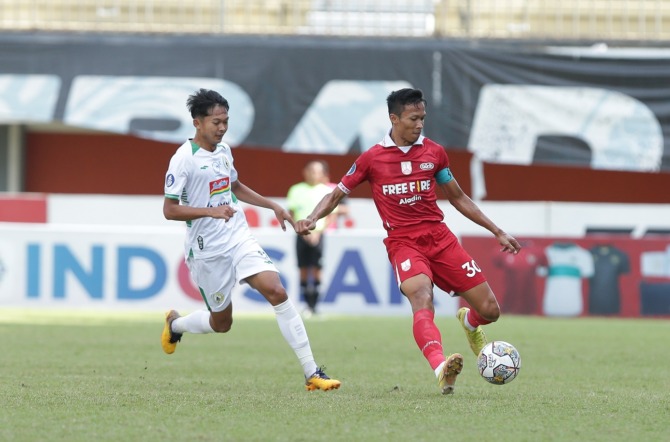 Kapten Persis Solo Eky Taufik (kiri) saat dimainkan melawan PSS Sleman di Stadion Maguwoharjo , Selasa sore (21/2/2023).