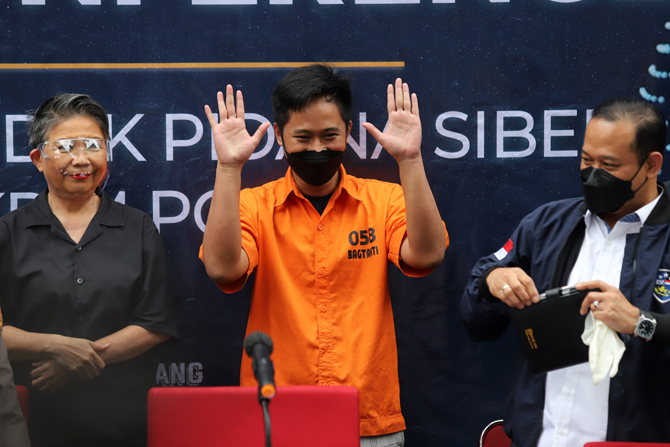 Barang bukti dan aset tersangka kasus aplikasi trading Quotex Doni Salmanan saat di tunjukan pada konferensi pers di Mabes Polri, Jakarta, Selasa (15/3/2022). Bareskrim Polri menyita Total barang bukti sebanyak 97 item milik tersangka kasus aplikasi tradi