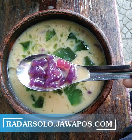 SEGAR: Es dawet ungu Pasar Tegalgede Karanganyar. Cendolnya terbuat dari campuran saripati ubi ungu khas lereng Gunung Lawu. (LESTARI NUR HANDAYANI/RADAR SOLO)