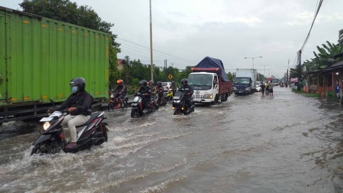 MEMPRIHATINKAN: Jalan Jogja-Solo di Desa Klepu, Kecamatan Ceper sempat terjadi banjir akibat sempitnya saluran air, Jumat (24/2/2023). (DOKUMENTASI PEMDES KLEPU)