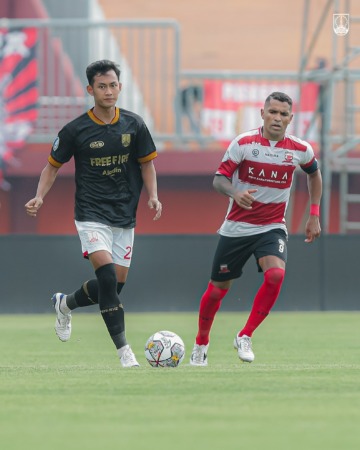 MENEPI: Bek Persis Solo M Kanu saat mengawal ketat Striker Madura United Alberto Goncalves di Stadion Gelora Madura Ratu Pamelingan, 6 Februari lalu. (PERSIS SOLO OFFICIAL)