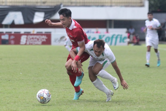 Gelandang Persis Solo Sutanto Tan (kiri) menjaga ketat pergerakan penggawa PSS Sleman Rachmad Hidayat dalam laga lanjutan Liga 1 di Stadion Maguwoharjo Sleman, Selasa (21/2). (GUNTUR AGA/RADAR JOGJA)
