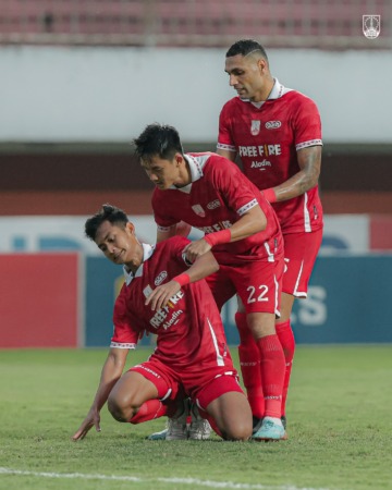 BANGKIT CAH: Pemain Persis Solo memberikan semangat ke rekannya M Kanu yang membuat blunder saat laga melawan Bhayangkara FC di Stadion Maguwoharjo Sleman, Kamis (2/2/2023). (PERSIS SOLO OFFICIAL)