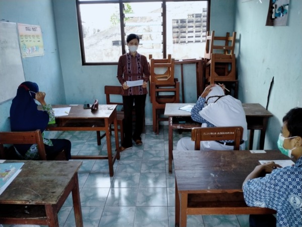 BERKOMPETEN: Guru memberikan materi pembelajaran di SLB A YPAC Surakarta, belum lama ini. (SEPTIAN REFVINDA/RADAR SOLO)
