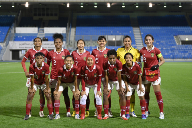 MENDOMINASI: Skuad Timnas saat melawan Arab Saudi (21/2). Berdiri (kiri ke kanan) Baiq Amiatun, Remini Chere, Octavianti Dwi, Helsya Maeisyaroh, Fani Supriyanto, dan Safira Ika. Jongkok dari kiri ke kanan, Marsela Awi, Natasia Suci, Nurhayati, Liza Armani