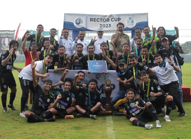 EUFORIA: Para pemain dan pelatih UNSA FC merayakan juara Rector Cup Unida di kampus Unida, belum lama ini. (UNSA FOR RADAR SOLO)