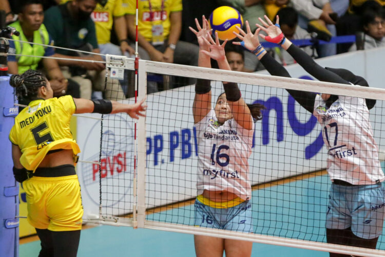 JUMP: Dua pemain BJB melakukan blok pada serangan pemain Gresik Petrokimia di ajamng Proliga 2023. (ALFIAN RIZAL/JAWA POS)