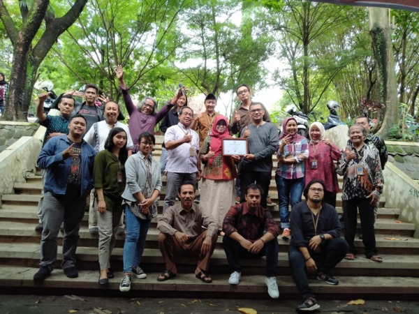 LEGA: Rektor ISI Surakarta Dr I Nyoman Sukerna (kemeja putih tengah) bersama Ketua Jurusan dan dosen Etnomusikologi ISI Surakarta memperlihatkan sertifikat Akreditasi Unggul yang diterima jurusan ini. ( SEPTIAN REFVINDA ARGIANDINI/RADAR SOLO)