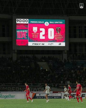 LAWAN BERAT: Pertandingan Persis Solo melawan Bali United di Stadion Manahan, tahun lalu. (PERSIS SOLO OFFICIAL)