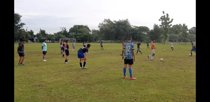 PEMBINAAN: Pemain PS Ster Surakarta berlatih untuk persiapan Piala Soeratin U-15, belum lama ini. (PS STER SURAKARTA FOR RADAR SOLO)