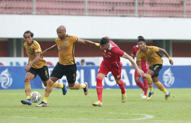 Striker Persis Solo Fernando Rodriguez dikawal banyak bek Bhayangkara FC di Stadion Maguwoharjo Sleman (2/2). (PERSIS SOLO OFFICIAL)