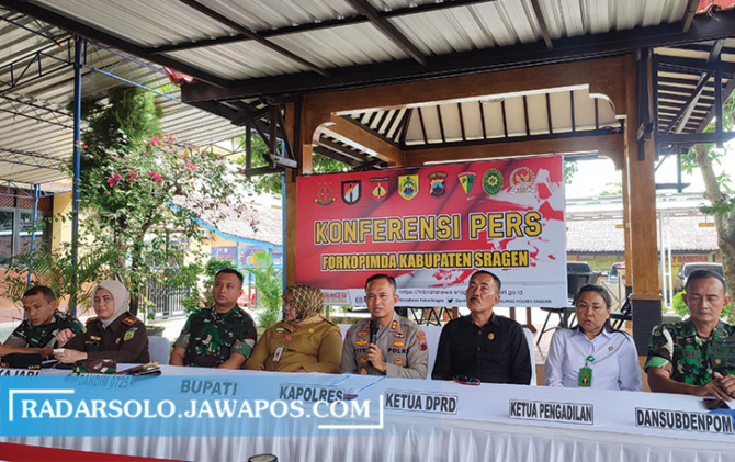 JAGA KONDUSIVITAS: Forkompimda Sragen gelar jumpa pers kasus tabrak lari yang dialami anggota perguruan silat Senin (6/2/2023). (AHMAD KHAIRUDIN/RADAR SOLO)