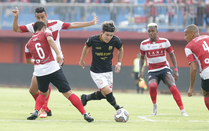 TARGET UTAMA: Gelandang Persis Solo Ryo Matsumura dikawal empat pemain Madura United, kemarin. (PERSIS SOLO OFFICIAL)