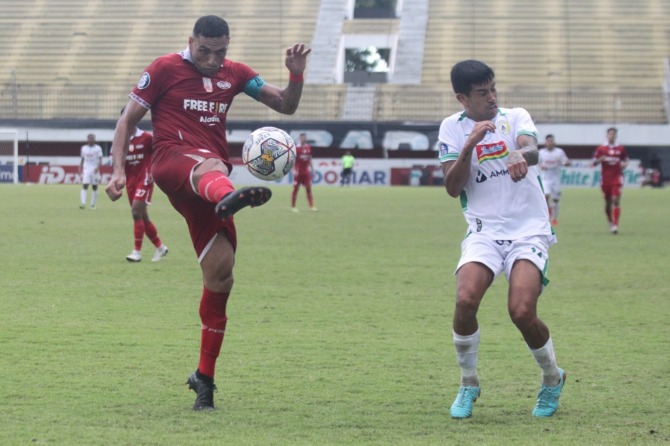 bek Persis Solo Jaimerson Xavier saat melawan PSS Sleman di Stadion Maguwoharjo  (GUNTUR AGA/RADAR JOGJA)