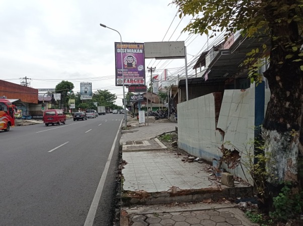 Kondisi halte bus di sekitar simpang empat Pokoh, Kabupaten Wonogiri. (IWAN ADI LUHUNG/RADAR SOLO)