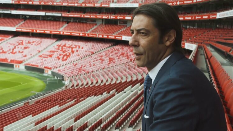 Presiden SL Benfica Rui Costa berlomba dengan Pemilik Chelsea Tod Boehly untuk mendapatkan gelandang SL Benfica Enzo Fernandez pada hari terakhir penutupan bursa transfer musim dingin 2023. (GLYN KIRK/AFP)