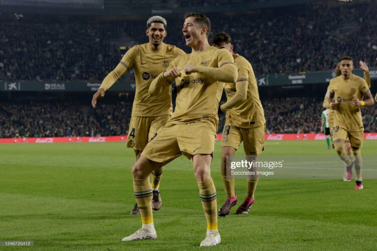 Penyerang FC Barcelona Robert Lewandowski akan beradu tajam dengan striker Manchester United Marcus Rashford dan di Old Trafford dini hari nanti (24/2) WIB. (CRISTINA QUICLER/AFP )
