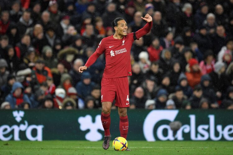 Bek Liverpool FC Virgil van Dijk akan kembali berhadapan dengan dan bek Real Madrid David Alaba dini hari nanti (22/2) atau untuk kali pertama setelah final Liga Champions musim lalu. (OLI SCARFF/AFP)