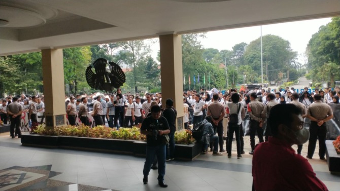 Ratusan mahasiswa, dosen, dan alumni FKOR Universitas Sebelas Maret menggelar demonstrasi di depan kantor rektorat kampus setempat, Kamis (2/2/2023). (SEPTIAN REVFINDA/RADAR SOLO)