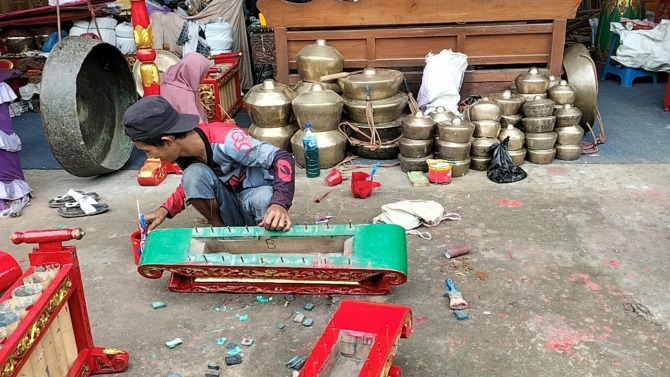 Perajin gamelan di Dusun Bulu, Desa Tegalgiri, Kecamatan Nogosari, Boyolali. (RAGIL LISTIYO/RADAR SOLO)