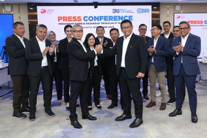 Direktur Utama BRI Sunarso (depan kiri) bersama jajaran direksi pada pemaparan kinerja BRI Kuartal IV 2022 yang diselenggarakan di Jakarta, Rabu (08/02/2023). (DOK.BRI)
