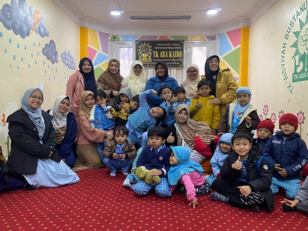 Tim pengabdian kepada masyarakat kolaborasi internasional yang terdiri dari Universitas Muhammadiyah Surakarta, Kemenag RI dan TK Bustanul Athfal Kairo Mesir. (DOK.UMS)