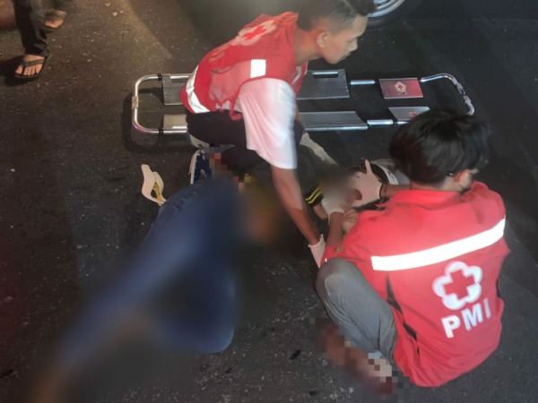 NAHAS: Personel PMI Sragen evakuasi korban lakalantas di Sragen-Ngawi, Bener, Ngrampal, Sabtu (11/2/2023). (AHMAD KHAIRUDIN/RADAR SOLO)