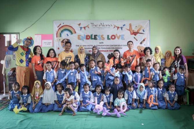 Rayakan Hari Valentine, The Alana & Convention Center Solo menggelar kegiatan berbagi kasih sayang bersama dengan TK Dharma Wanita Tohudan Colomadu. (ISTIMEWA)