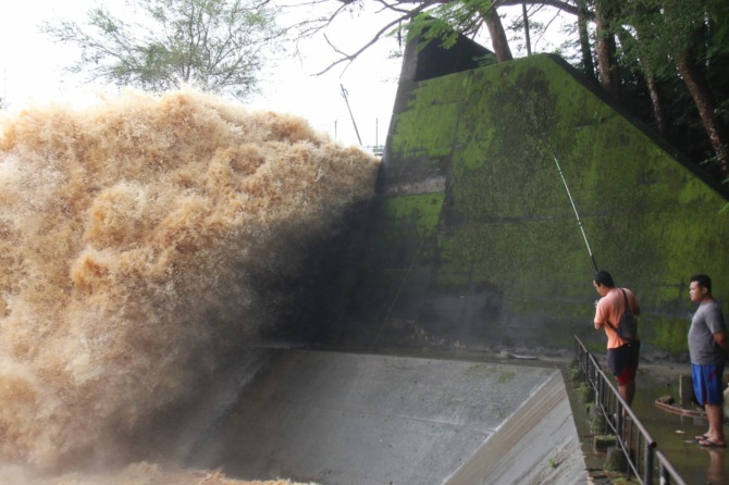 Pintu air Waduk Gajah Mungkur dibuka. (IWAN ADI LUHUNG/RADAR SOLO)