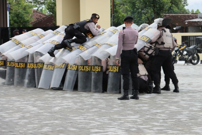 PERSIAPAN: Tim Dalmas Polres Sukoharjo mengikuti latihan pengendalian massa sebagai bentuk persiapan pengamanan pemilu 2024 di Mako Polres Sukoharjo, Rabu (15/2/2023). (IWAN KAWUL/RADAR SOLO)