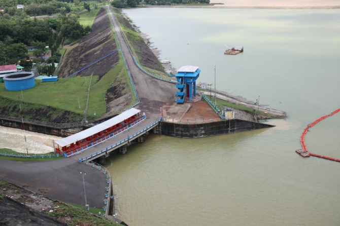 Kondisi Waduk Wonogiri atau Waduk Gajah Mungkur Minggu (19/2). (IWAN ADI LUHUNG/RADAR SOLO)