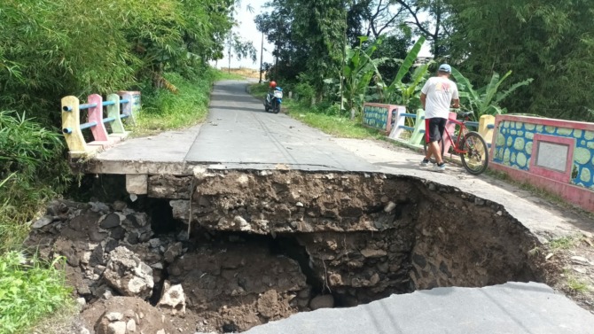 Jembatan yang menghubungkan Desa Cepokosawit-Desa Jenengan, Kecamatan Sawit mengalami kerusakan parah. (RAGIL LISTIYO/RADAR SOLO)