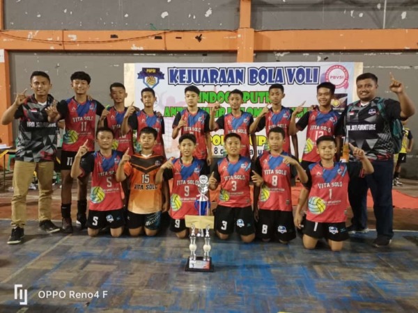 POTENSIAL: Tim putra Vita Solo saat menjadi juara dalam sebuah kejuaraan.  (MANNISA ELFIRA/RADAR SOLO)