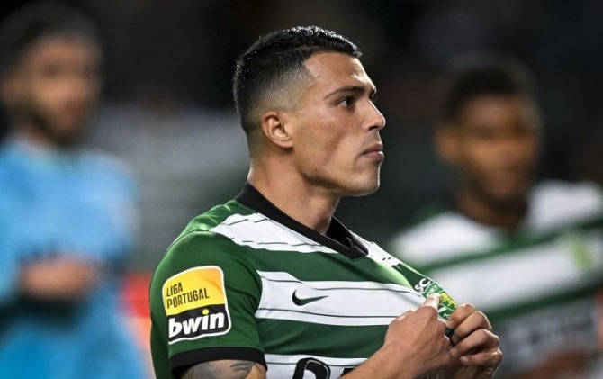 Pedro Porro saat melakukan selebrasi setelah mencetak gol untuk Sporting Lisbon dalam pertandingan Liga Portugal melawan FC VIzela di Stadion Jose Alvalade pada Jumat (20/1). (ANTARA/AFP/PATRICIA DE MELO MOREIRA)