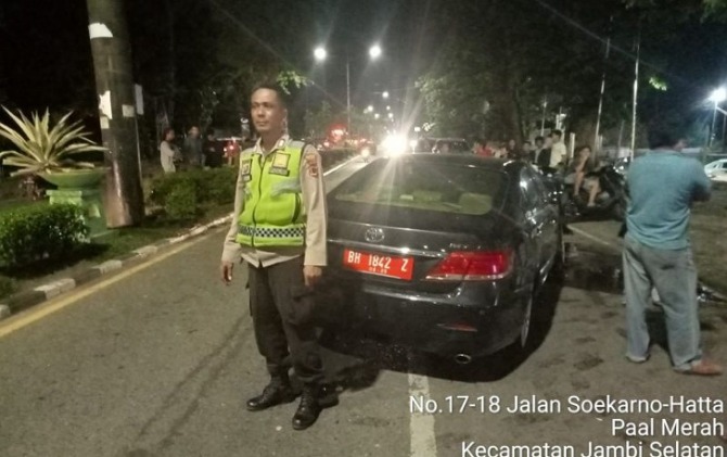 Kecelakaan mobil dinas DPRD Provinsi Jambi yang dikendarai pelajar SMA, Kamis (2/2).(ANTARA/Polrestabes Jambi)