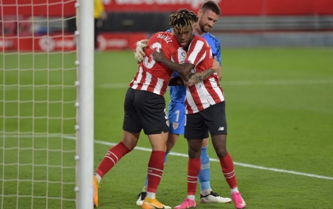 Ilustrasi kiper Athletic Bilbao Unai Simon (belakang, bek Unai Nunez dan striker Nico Williams (kanan) merayakan gol mereka dalam laga Sevilla melawan Athletic Bilbao di Stadion Ramon Sanchez Pizjuan di Seville pada 3 Mei 2021. (ANTARA/AFP/CRISTINA QUICLE
