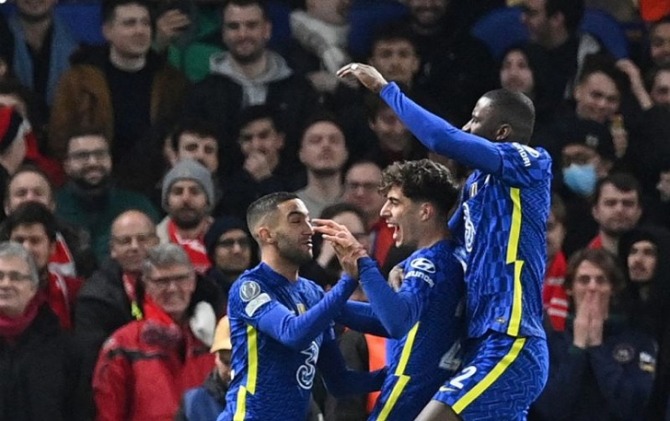 Gelandang Chelsea Kai Havertz (tengah) melakukan selebrasi gol bersama rekan-rekan satu tim dalam pertandingan Liga Champions antara Chelsea dan Lille di Stamford Bridge, London pada 22 Februari 2022. (ANTARA/AFP/JUSTIN TALLIS)