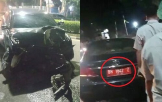 Mobil dinas DPRD Jambi yang membawa perempuan telanjang ini mengalami kecelakaan tunggal di Jalan Soekarno-Hatta, Kota Jambi. (Istimewa)