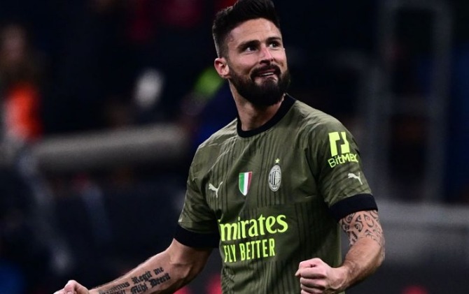 Penyerang AC Milan Olivier Giroud merayakan gol yang dicetaknya ke gawang Torino pada pertandingan Liga Italia yang dimainkan di Stadion San Siro, Milan, Sabtu (11/2) dini hari WIB. (ANTARA/AFP/MARCO BERTORELLO)