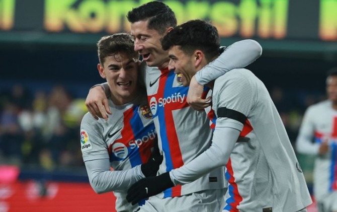 Tiga pemain Barcelona yakni Pedri (kiri), Robert Lewandowski (tengah), dan Gavi (kanan) merayakan gol yang tercipta ke gawang Villarreal pada pertandingan Liga Spanyol di Estadio de la Ceramica, Villarreal, Senin (13/2) dini hari WIB. (ANTARA/AFP/JOSE JOR